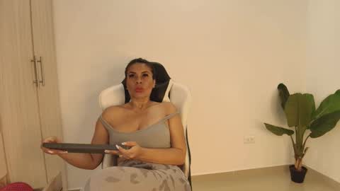 Snapshot of perla_milf4u chatting on 11-04-25, 09:58 PERLA online show from 11-04-25, 09:58