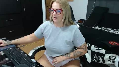 Snapshot of perlagoloza05 chatting on 04-19-26, 04:56 goloza online show from 04-19-26, 04:56