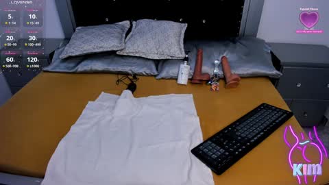 Snapshot of pervert_pantyhose chatting on 01-11-25, 10:19 Kimberly online show from 01-11-25, 10:19