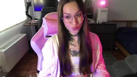 Snapshot of petal_dust_ chatting on 04-28-26, 01:27 petal_dust_ online show from 04-28-26, 01:27