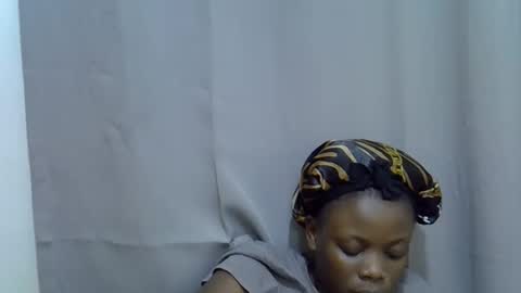 petite_melan online show from 10-01-25, 07:20