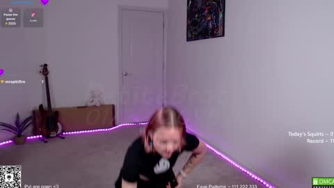 Snapshot of petitebrat chatting on 01-23-25, 12:35 PiperAvery online show from 01-23-25, 12:35