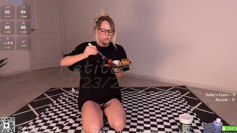 Snapshot of petitebrat chatting on 11-23-25, 08:52 PiperAvery online show from 11-23-25, 08:52