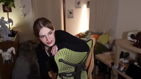 Snapshot of petitecut chatting on 02-25-25, 02:47 caracal online show from 02-25-25, 02:47