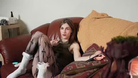 Snapshot of petitecut chatting on 03-11-25, 02:21 caracal online show from 03-11-25, 02:21