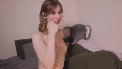 Snapshot of petitecut chatting on 10-10-25, 12:20 caracal online show from 10-10-25, 12:20