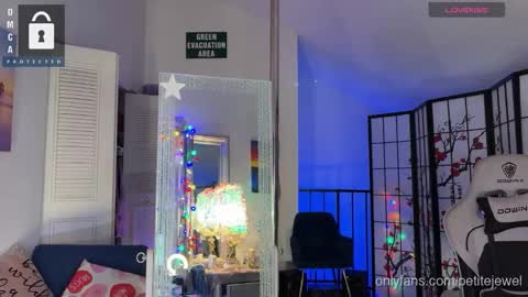 Snapshot of petitejewel chatting on 09-19-25, 09:32 Jules online show from 09-19-25, 09:32