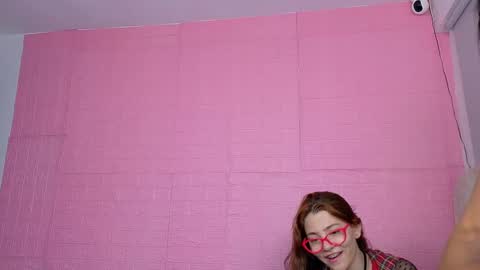 Snapshot of petitestrawberry18 chatting on 09-25-25, 05:00 Tip us ask our names online show from 09-25-25, 05:00