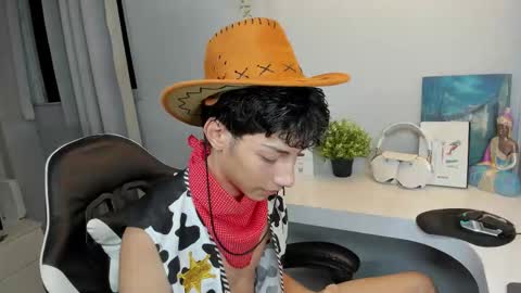 Phil.   INDEPENDENT MODEL online show from 11-01-25, 02:02