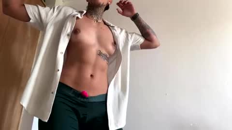 Snapshot of phillip_brownn chatting on 10-15-25, 01:11 PHILLIP online show from 10-15-25, 01:11