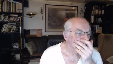 Snapshot of philoumis2 chatting on 01-18-25, 11:33 Philippe online show from 01-18-25, 11:33