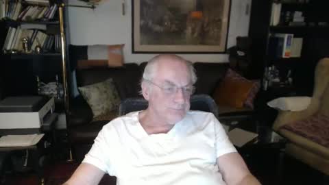 Snapshot of philoumis2 chatting on 02-01-25, 11:37 Philippe online show from 02-01-25, 11:37