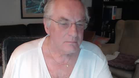 Snapshot of philoumis2 chatting on 09-21-25, 09:27 Philippe online show from 09-21-25, 09:27