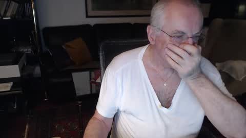 Snapshot of philoumis2 chatting on 02-12-26, 11:33 Philippe online show from 02-12-26, 11:33