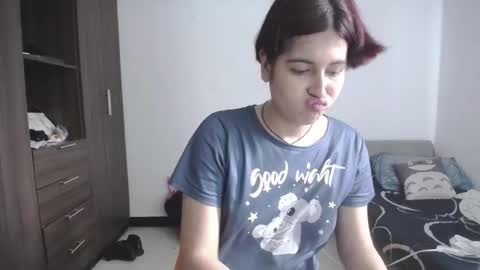 Snapshot of pia_alonzo30 chatting on 05-01-26, 06:23 izzy online show from 05-01-26, 06:23