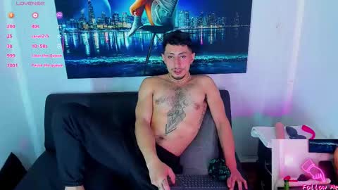 Snapshot of piggy_eddy chatting on 10-12-25, 01:04  Eddy Brock... Its a pleasure to talk to...  online show from 10-12-25, 01:04