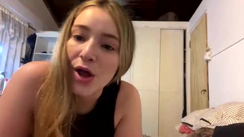 pilimartinez22 online show from 02-08-25, 11:24