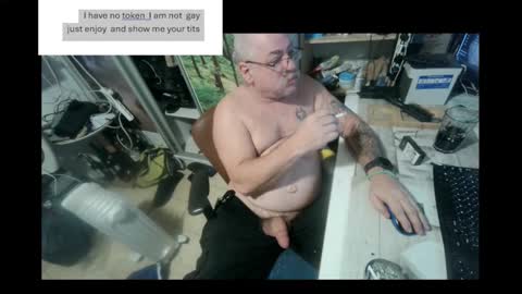 Snapshot of pini_z chatting on 12-25-24, 10:37 pini_z online show from 12-25-24, 10:37