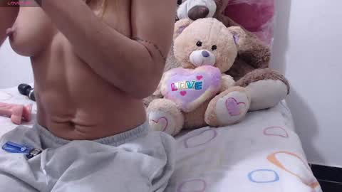 pink_love_25 online show from 04-28-26, 07:35