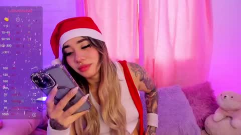 Snapshot of pink_quarz chatting on 12-21-24, 06:23 KELLY  online show from 12-21-24, 06:23