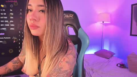 Snapshot of pink_quarz chatting on 10-11-25, 09:35 KELLY  online show from 10-11-25, 09:35