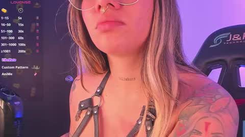 Snapshot of pink_quarz chatting on 10-25-25, 02:52 KELLY  online show from 10-25-25, 02:52