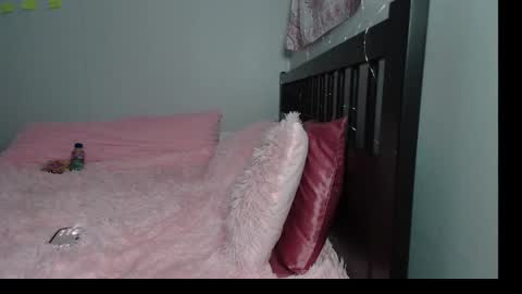 Snapshot of pink_tv chatting on 09-24-25, 02:04 pink_tv online show from 09-24-25, 02:04