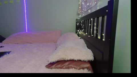 Snapshot of pink_tv chatting on 09-25-25, 12:47 pink_tv online show from 09-25-25, 12:47