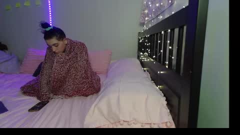 Snapshot of pink_tv chatting on 10-02-25, 01:01 pink_tv online show from 10-02-25, 01:01