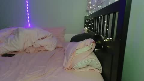 Snapshot of pink_tv chatting on 10-22-25, 01:28 pink_tv online show from 10-22-25, 01:28