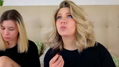 Snapshot of pinkadele chatting on 12-15-25, 09:02 Adele online show from 12-15-25, 09:02