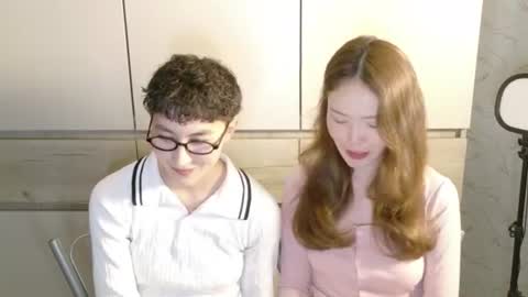 Li long hair and Ru short hair online show from 06-12-26, 08:30