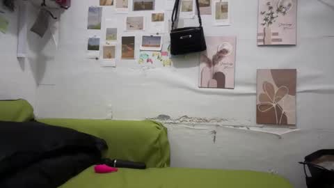 Snapshot of pinkyrosexx chatting on 11-05-25, 11:27 Rose online show from 11-05-25, 11:27