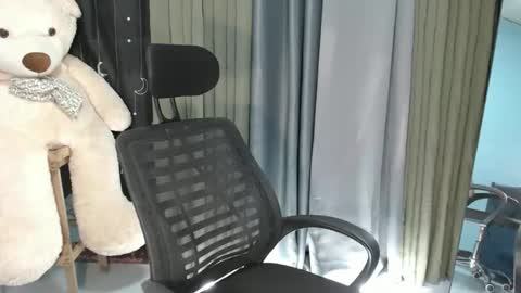 Snapshot of pinoycharmingboss20xx chatting on 12-18-25, 11:27 Donald online show from 12-18-25, 11:27