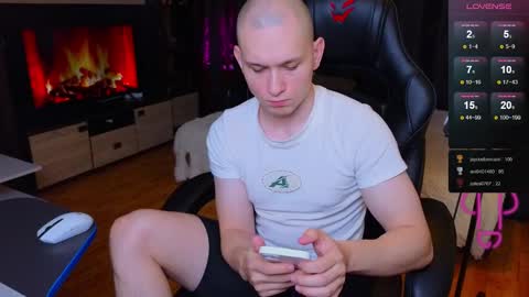 Snapshot of pistonpojizni chatting on 01-03-25, 01:25 STRONGBEAUTY online show from 01-03-25, 01:25