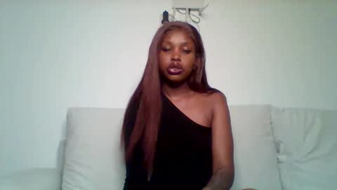 Snapshot of pixie_roman chatting on 10-21-25, 02:01 Majesty online show from 10-21-25, 02:01