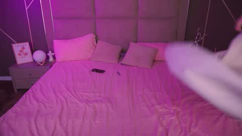 Snapshot of pixiehott chatting on 11-28-25, 01:08 pixiehott online show from 11-28-25, 01:08