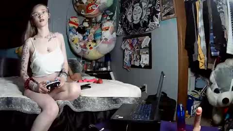 Snapshot of pixieprincess03 chatting on 11-09-25, 08:01 Princess online show from 11-09-25, 08:01