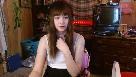 Snapshot of pixinun chatting on 01-23-25, 08:24 Izzy online show from 01-23-25, 08:24