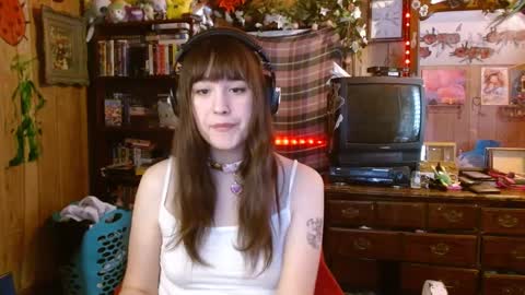 Snapshot of pixinun chatting on 02-11-25, 05:18 Izzy online show from 02-11-25, 05:18