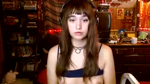 Snapshot of pixinun chatting on 09-15-25, 08:09 Izzy online show from 09-15-25, 08:09