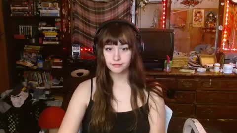 Snapshot of pixinun chatting on 10-16-25, 03:57 Izzy online show from 10-16-25, 03:57