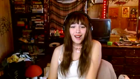 Snapshot of pixinun chatting on 10-23-25, 08:07 Izzy online show from 10-23-25, 08:07