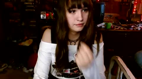 Snapshot of pixinun chatting on 11-11-25, 06:19 Izzy online show from 11-11-25, 06:19