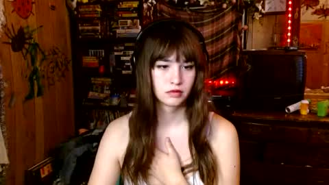 Snapshot of pixinun chatting on 11-12-25, 01:22 Izzy online show from 11-12-25, 01:22