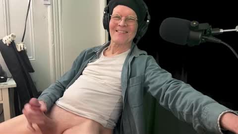 Snapshot of playdayfunshow chatting on 02-15-25, 04:03 STC online show from 02-15-25, 04:03