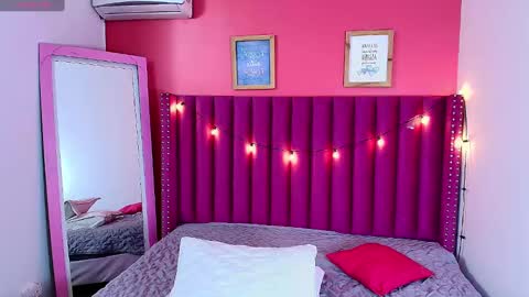 Snapshot of playfuljust_18 chatting on 12-25-24, 12:37 SAMARA online show from 12-25-24, 12:37