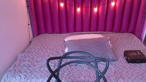 Snapshot of playfuljust_18 chatting on 01-28-25, 12:32 SAMARA online show from 01-28-25, 12:32