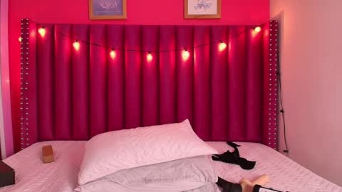 Snapshot of playfuljust_18 chatting on 02-14-25, 06:40 SAMARA online show from 02-14-25, 06:40