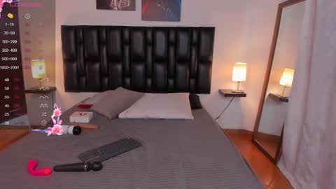 Snapshot of pleasure_vibes023 chatting on 01-10-25, 10:15 JUAN AND JULI online show from 01-10-25, 10:15